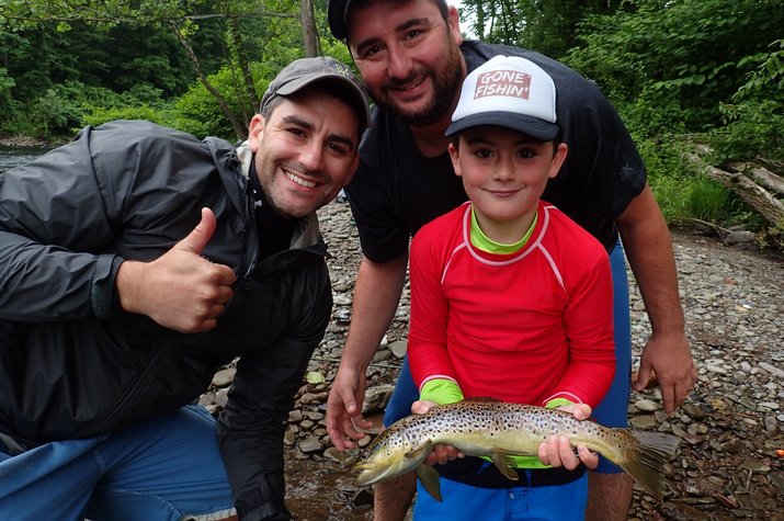 guided fly fishing tours for big trout in the pocono mountains with filingo fly fishing